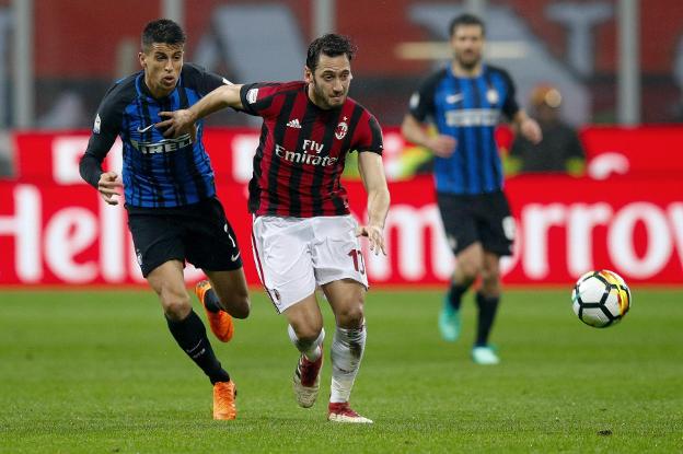 Cancelo y Calhanoglu, durante un derbi entre el Inter y el Milan. 