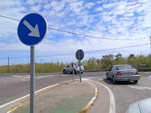 Varios coches circulan en la intersección del Hostal Sant Jaume. 