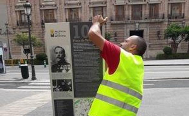 Instalación de uno de los monolitos conmemorativos.