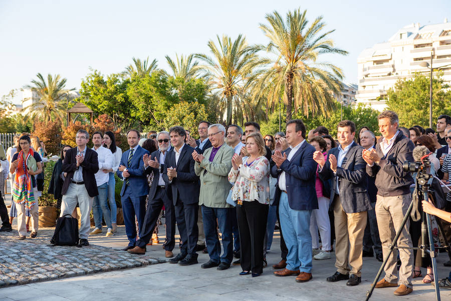 El alcalde de Valencia, Joan Ribó, el secretario autonómico de Turismo, Francesc Colomer, el escritor Santiago Posteguillo y el presidente de Rain Forest, José Maldonado, inauguran la impresionante escultura de un elefante africano, hito de la celebración del 10º aniversario del parque.