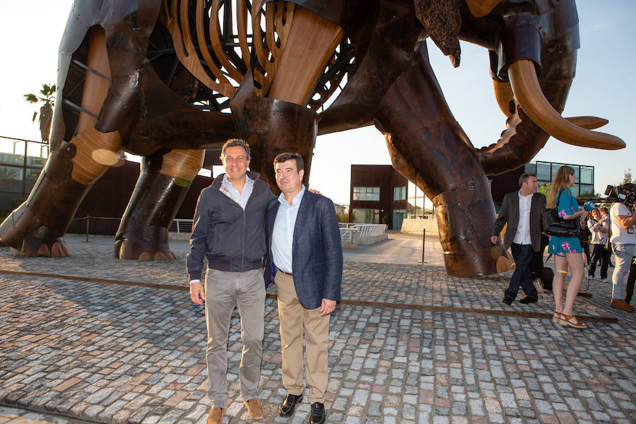 El alcalde de Valencia, Joan Ribó, el secretario autonómico de Turismo, Francesc Colomer, el escritor Santiago Posteguillo y el presidente de Rain Forest, José Maldonado, inauguran la impresionante escultura de un elefante africano, hito de la celebración del 10º aniversario del parque.