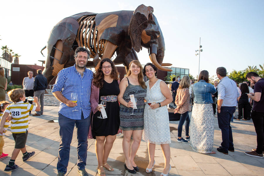 El alcalde de Valencia, Joan Ribó, el secretario autonómico de Turismo, Francesc Colomer, el escritor Santiago Posteguillo y el presidente de Rain Forest, José Maldonado, inauguran la impresionante escultura de un elefante africano, hito de la celebración del 10º aniversario del parque.