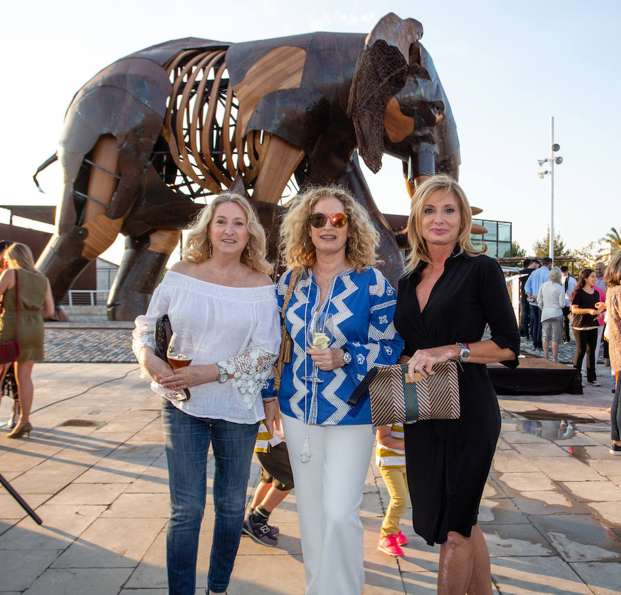 El alcalde de Valencia, Joan Ribó, el secretario autonómico de Turismo, Francesc Colomer, el escritor Santiago Posteguillo y el presidente de Rain Forest, José Maldonado, inauguran la impresionante escultura de un elefante africano, hito de la celebración del 10º aniversario del parque.