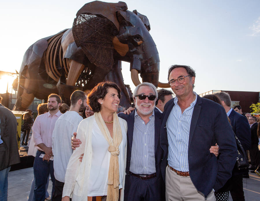 El alcalde de Valencia, Joan Ribó, el secretario autonómico de Turismo, Francesc Colomer, el escritor Santiago Posteguillo y el presidente de Rain Forest, José Maldonado, inauguran la impresionante escultura de un elefante africano, hito de la celebración del 10º aniversario del parque.