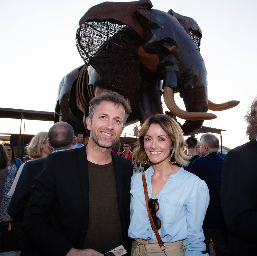 El alcalde de Valencia, Joan Ribó, el secretario autonómico de Turismo, Francesc Colomer, el escritor Santiago Posteguillo y el presidente de Rain Forest, José Maldonado, inauguran la impresionante escultura de un elefante africano, hito de la celebración del 10º aniversario del parque.