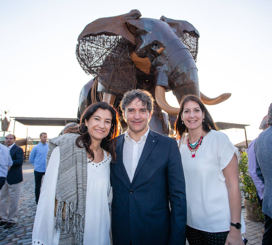 El alcalde de Valencia, Joan Ribó, el secretario autonómico de Turismo, Francesc Colomer, el escritor Santiago Posteguillo y el presidente de Rain Forest, José Maldonado, inauguran la impresionante escultura de un elefante africano, hito de la celebración del 10º aniversario del parque.