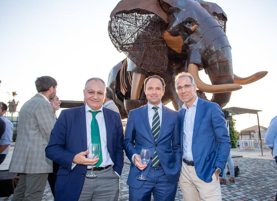 El alcalde de Valencia, Joan Ribó, el secretario autonómico de Turismo, Francesc Colomer, el escritor Santiago Posteguillo y el presidente de Rain Forest, José Maldonado, inauguran la impresionante escultura de un elefante africano, hito de la celebración del 10º aniversario del parque.