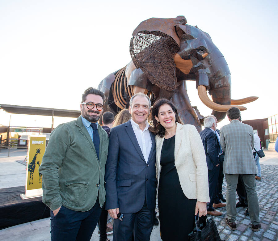 El alcalde de Valencia, Joan Ribó, el secretario autonómico de Turismo, Francesc Colomer, el escritor Santiago Posteguillo y el presidente de Rain Forest, José Maldonado, inauguran la impresionante escultura de un elefante africano, hito de la celebración del 10º aniversario del parque.