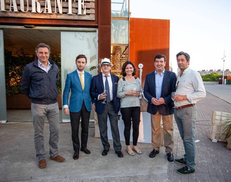 El alcalde de Valencia, Joan Ribó, el secretario autonómico de Turismo, Francesc Colomer, el escritor Santiago Posteguillo y el presidente de Rain Forest, José Maldonado, inauguran la impresionante escultura de un elefante africano, hito de la celebración del 10º aniversario del parque.