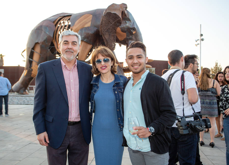 El alcalde de Valencia, Joan Ribó, el secretario autonómico de Turismo, Francesc Colomer, el escritor Santiago Posteguillo y el presidente de Rain Forest, José Maldonado, inauguran la impresionante escultura de un elefante africano, hito de la celebración del 10º aniversario del parque.