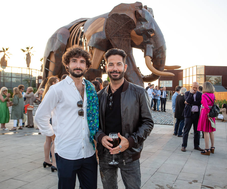 El alcalde de Valencia, Joan Ribó, el secretario autonómico de Turismo, Francesc Colomer, el escritor Santiago Posteguillo y el presidente de Rain Forest, José Maldonado, inauguran la impresionante escultura de un elefante africano, hito de la celebración del 10º aniversario del parque.