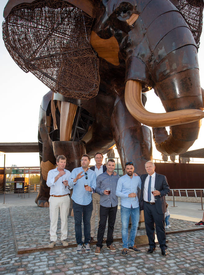 El alcalde de Valencia, Joan Ribó, el secretario autonómico de Turismo, Francesc Colomer, el escritor Santiago Posteguillo y el presidente de Rain Forest, José Maldonado, inauguran la impresionante escultura de un elefante africano, hito de la celebración del 10º aniversario del parque.