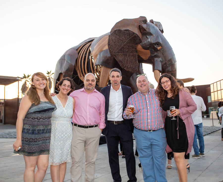 El alcalde de Valencia, Joan Ribó, el secretario autonómico de Turismo, Francesc Colomer, el escritor Santiago Posteguillo y el presidente de Rain Forest, José Maldonado, inauguran la impresionante escultura de un elefante africano, hito de la celebración del 10º aniversario del parque.