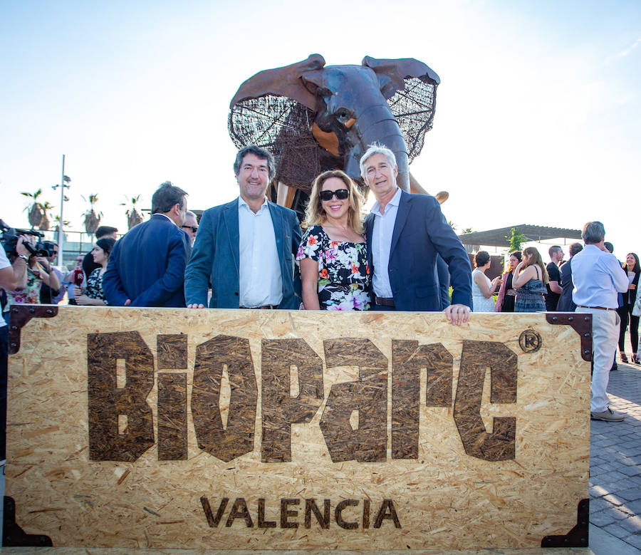 El alcalde de Valencia, Joan Ribó, el secretario autonómico de Turismo, Francesc Colomer, el escritor Santiago Posteguillo y el presidente de Rain Forest, José Maldonado, inauguran la impresionante escultura de un elefante africano, hito de la celebración del 10º aniversario del parque.