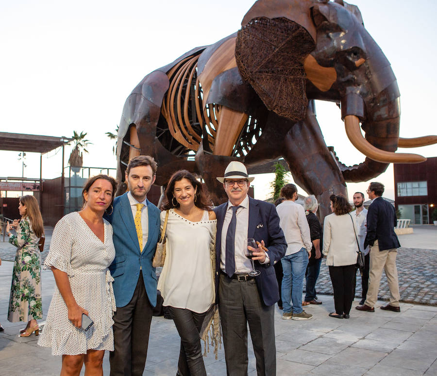 El alcalde de Valencia, Joan Ribó, el secretario autonómico de Turismo, Francesc Colomer, el escritor Santiago Posteguillo y el presidente de Rain Forest, José Maldonado, inauguran la impresionante escultura de un elefante africano, hito de la celebración del 10º aniversario del parque.