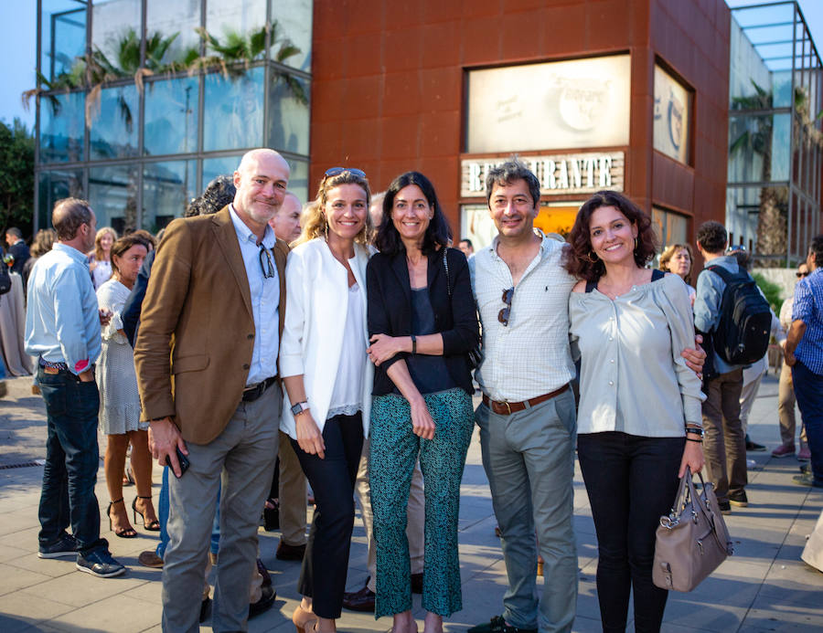 El alcalde de Valencia, Joan Ribó, el secretario autonómico de Turismo, Francesc Colomer, el escritor Santiago Posteguillo y el presidente de Rain Forest, José Maldonado, inauguran la impresionante escultura de un elefante africano, hito de la celebración del 10º aniversario del parque.