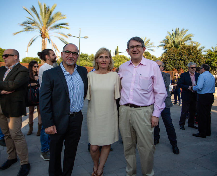 El alcalde de Valencia, Joan Ribó, el secretario autonómico de Turismo, Francesc Colomer, el escritor Santiago Posteguillo y el presidente de Rain Forest, José Maldonado, inauguran la impresionante escultura de un elefante africano, hito de la celebración del 10º aniversario del parque.