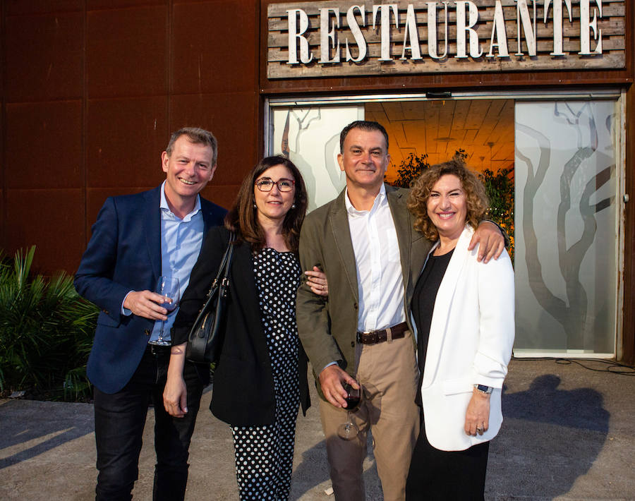 El alcalde de Valencia, Joan Ribó, el secretario autonómico de Turismo, Francesc Colomer, el escritor Santiago Posteguillo y el presidente de Rain Forest, José Maldonado, inauguran la impresionante escultura de un elefante africano, hito de la celebración del 10º aniversario del parque.