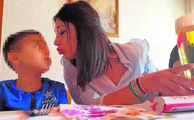 Raquel S. con su hijo.