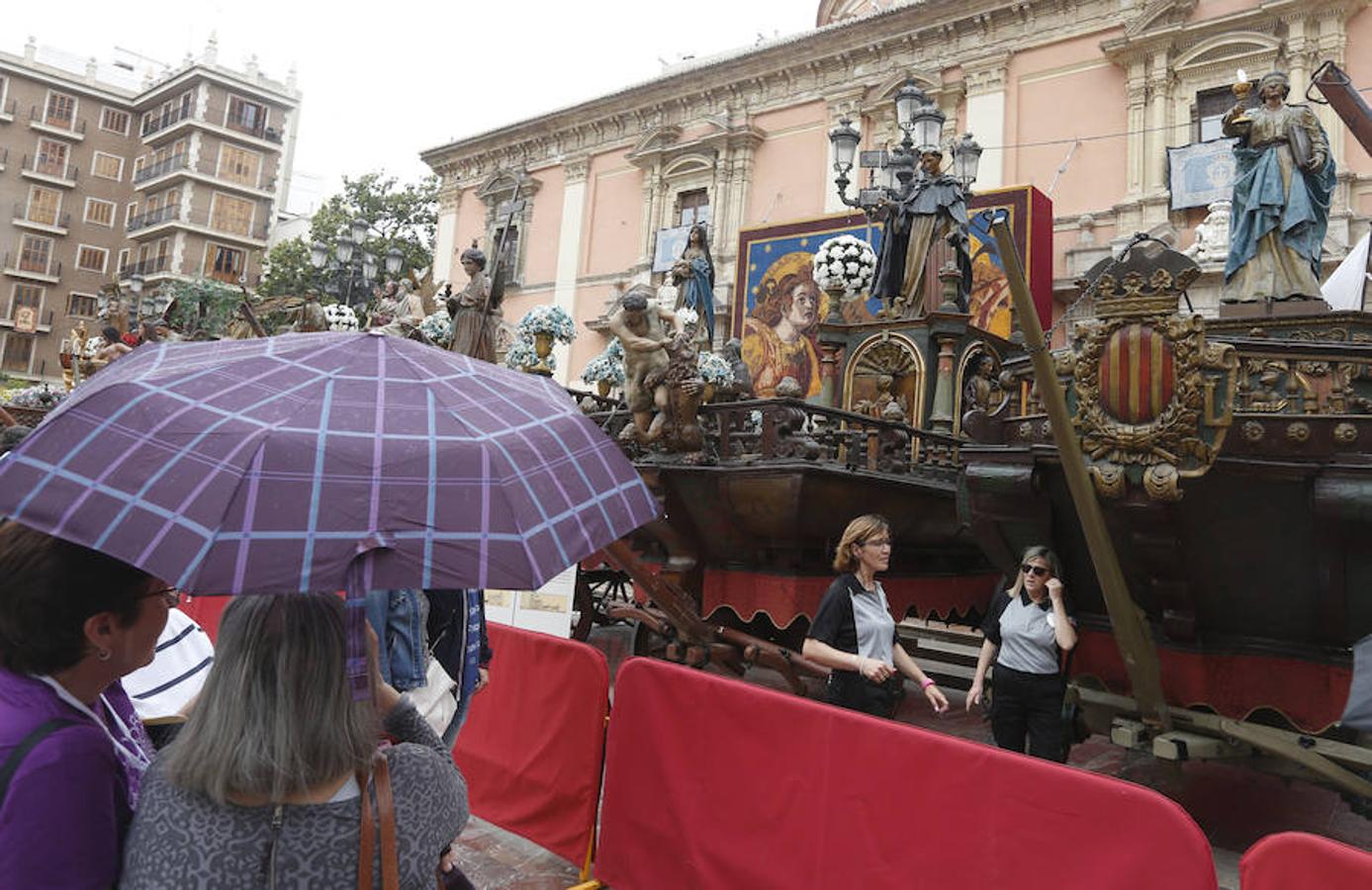 Fotos: Las Rocas se exponen en la plaza de la Virgen bajo la lluvia
