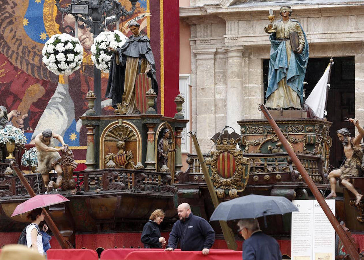 Fotos: Las Rocas se exponen en la plaza de la Virgen bajo la lluvia
