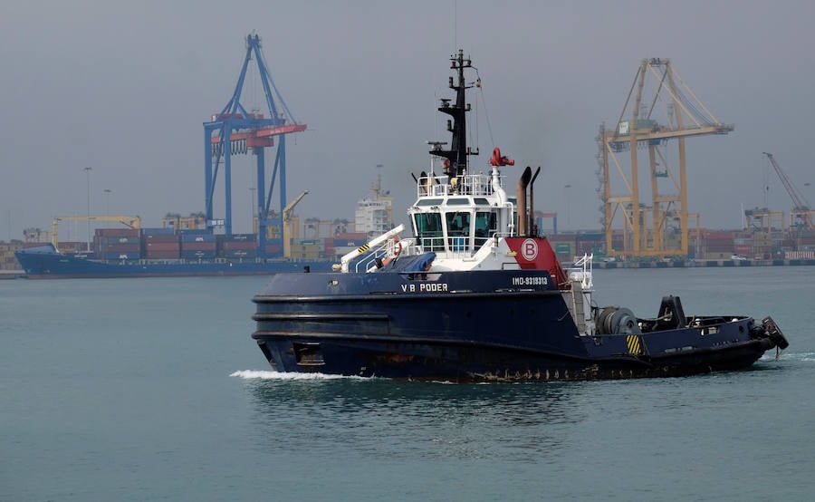 La actividad es frenética un día cualquiera en el Puerto de Valencia. Cientos de trabajadores, camiones y grúas se afanan en la estiba de buques. No hay tiempo que perder. Los gigantes portacontenedores apenas se detienen unas pocas horas para su carga y descarga. La economía mundial depende del transporte eficiente y rápido de millones de toneladas de mercancías, desde automóviles hasta baratijas de venta en bazares.