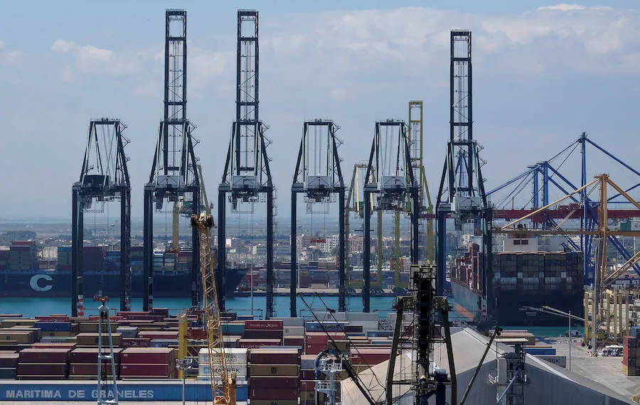 La actividad es frenética un día cualquiera en el Puerto de Valencia. Cientos de trabajadores, camiones y grúas se afanan en la estiba de buques. No hay tiempo que perder. Los gigantes portacontenedores apenas se detienen unas pocas horas para su carga y descarga. La economía mundial depende del transporte eficiente y rápido de millones de toneladas de mercancías, desde automóviles hasta baratijas de venta en bazares.