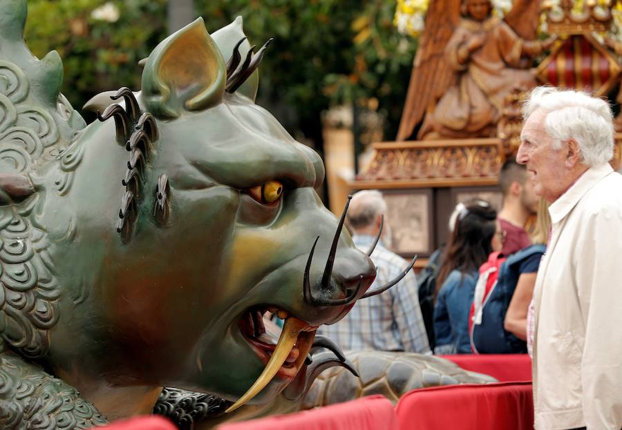 Fotos: Las Rocas se exponen en la plaza de la Virgen bajo la lluvia