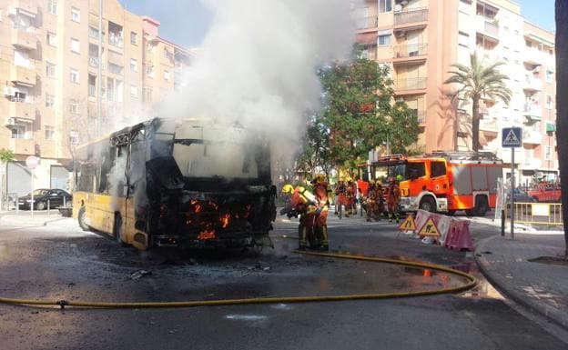 Arde un autobús en pleno trayecto en Quart de Poblet