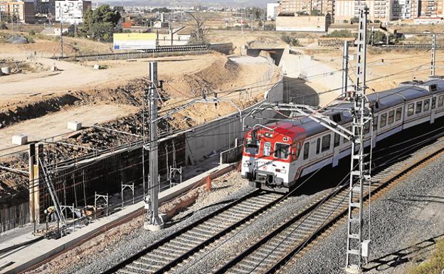 Un tren de Cercanías de Renfe, circulando por la Fuente de San Luis.