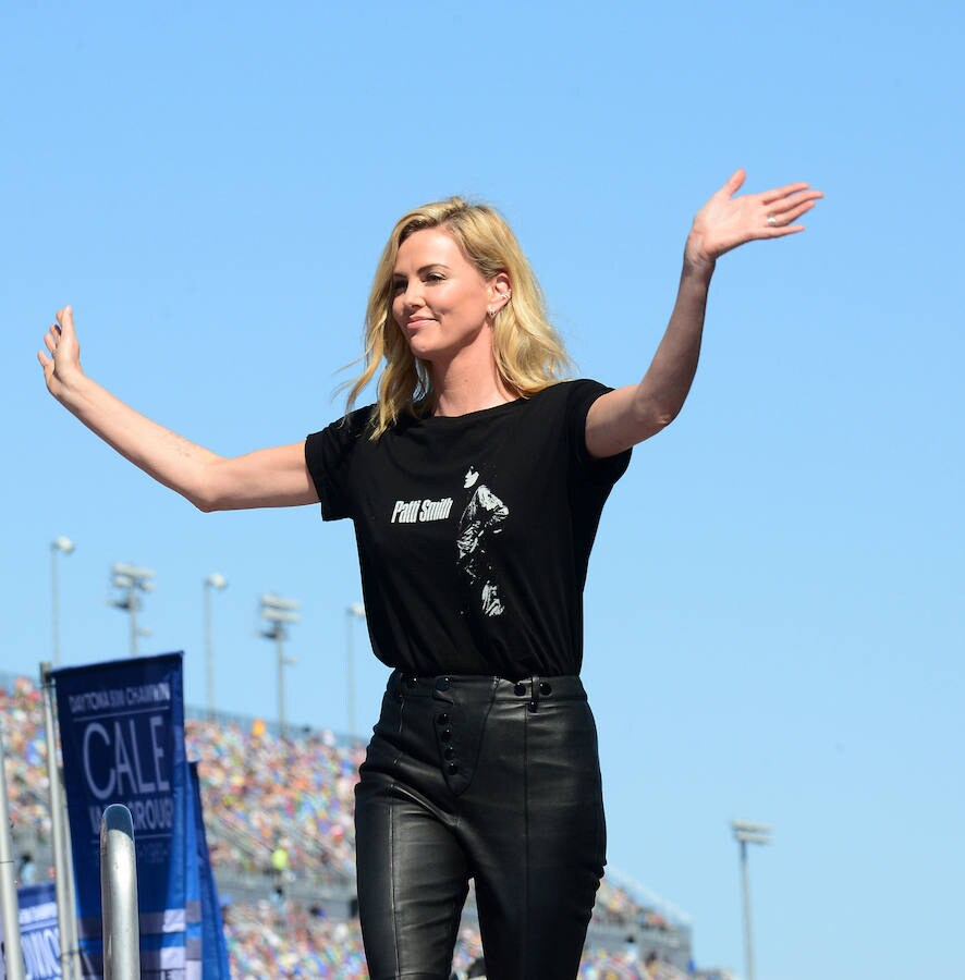 Charlize Theron en 2018 durante la competición Daytona 500.