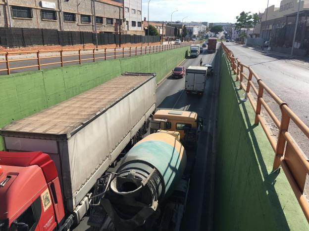 Imagen del túnel, con el camión detenido, en la rampa de salida hacia la rotonda de calle Villa de Madrid. 