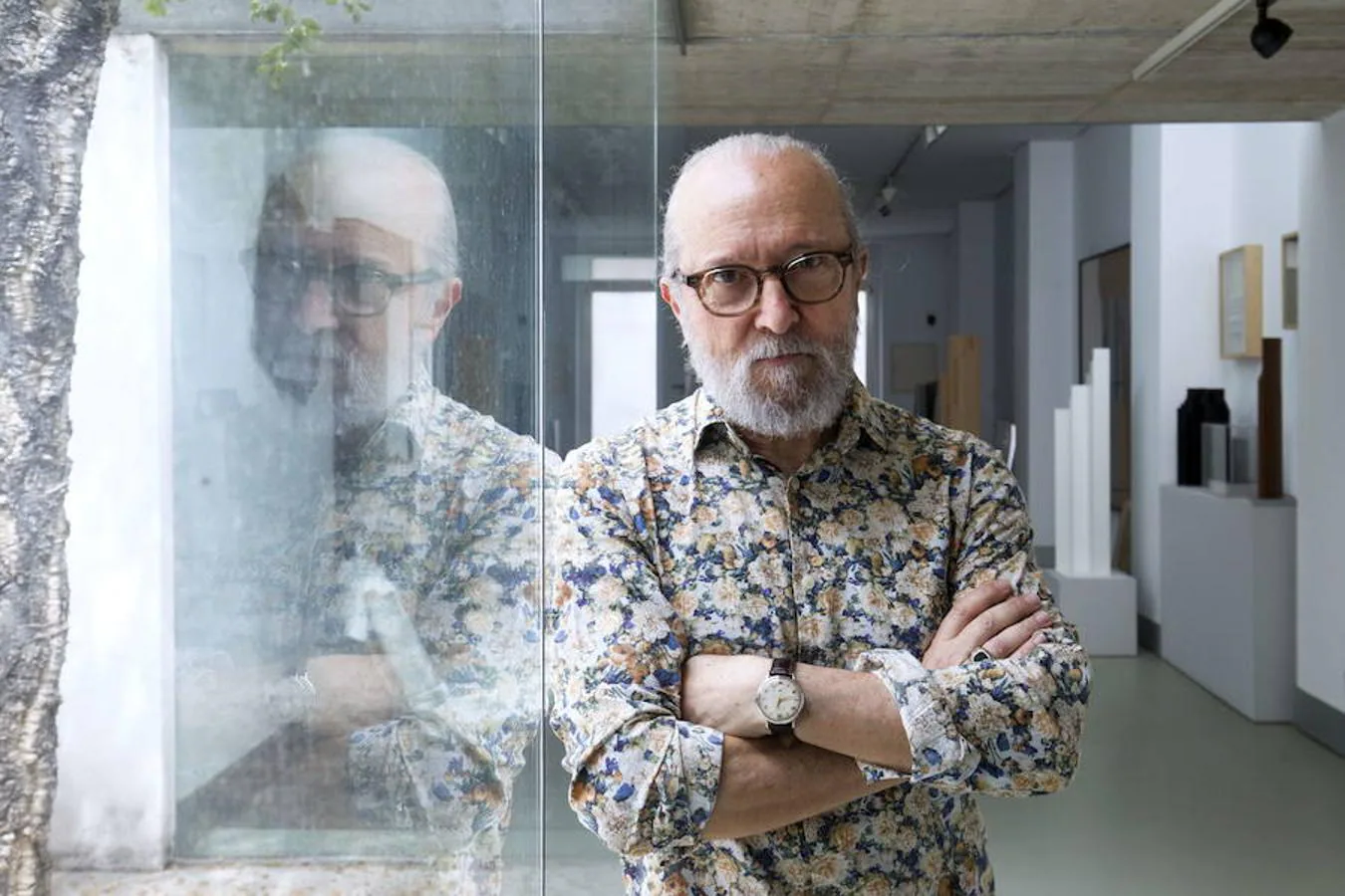 Convertir una fábrica de básculas abandonada en estudio pictórico y escultórico le llevó a abordar una gran reforma, con la búsqueda de la luz como desafío. Al artista #le hace compañía un alcornoque que ejerce de elemento decorativo y fuente de inspiración