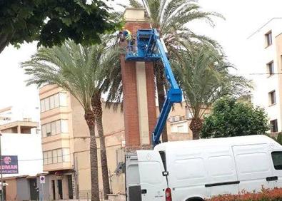 Imagen secundaria 1 - Los vecinos detienen el derribo de la cruz de La Vall