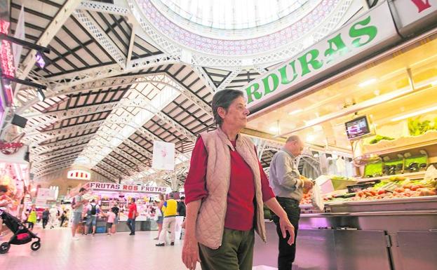 Marita Boluda recorre los puestos del Mercado Central.