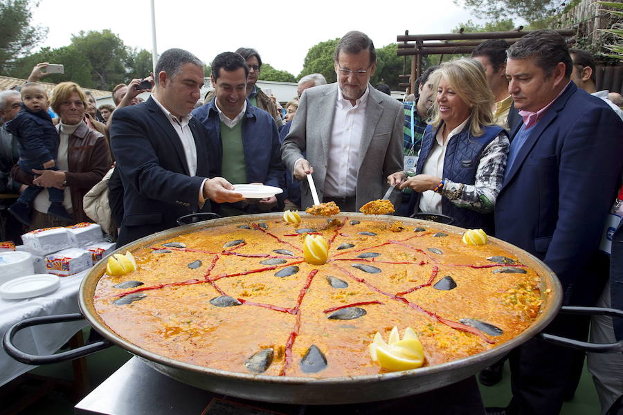 Mariano Rajoy siempre ha dejado imágenes que se han convertido en virales, como esta de 2015 en un acto en Marbella en el que se pudo ver sirviendo una paella.