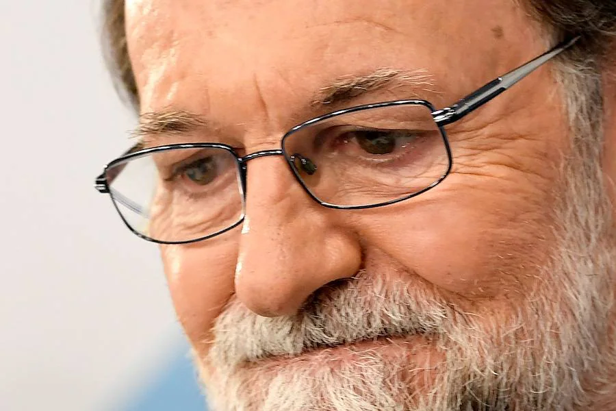 El 5 de junio Mariano Rajoy anuncia su próxima retirada de la vida política. Anuncia la celebración de un congreso en el seno del Partido Popular para nombrar a su sucesor.