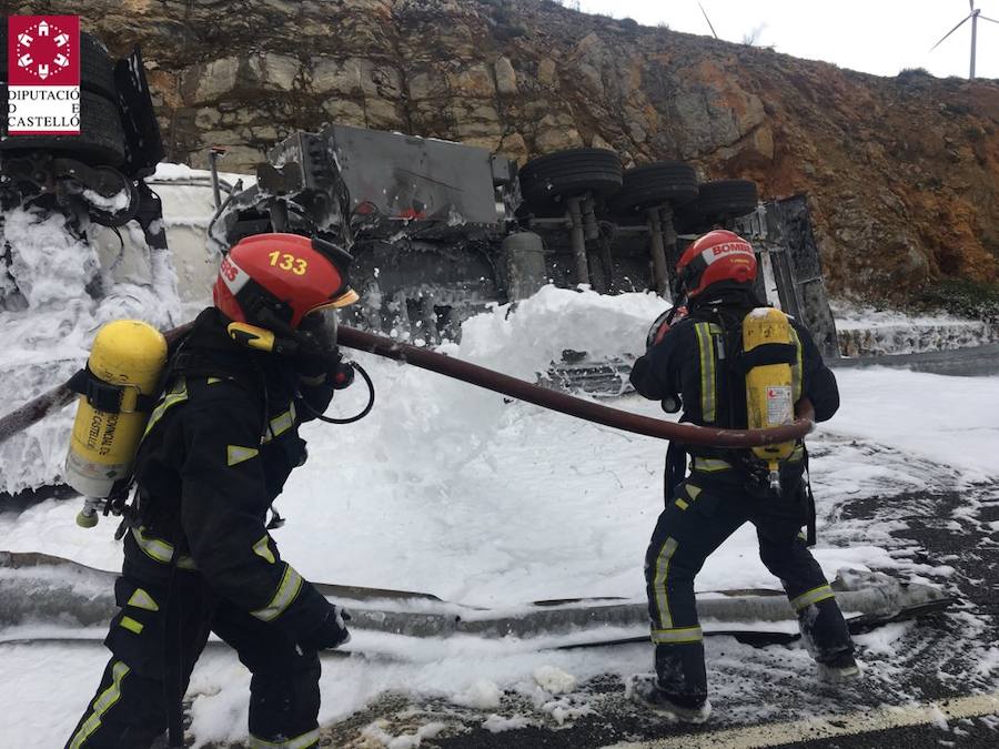 El vuelvo ha provocado que la vía quedara  cortada al tráfico durante varias horas en sentido Teruel , mientras una grúa enderezaba el vehículo del que no se podía recuperar el gasoil y gasolina que aún quedaban en el interior de las cisternas