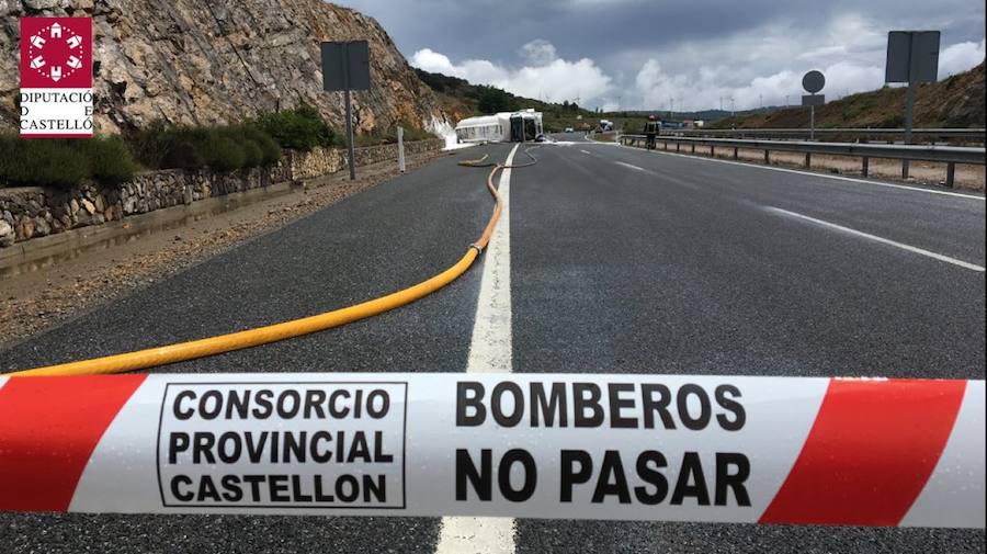 El vuelvo ha provocado que la vía quedara  cortada al tráfico durante varias horas en sentido Teruel , mientras una grúa enderezaba el vehículo del que no se podía recuperar el gasoil y gasolina que aún quedaban en el interior de las cisternas