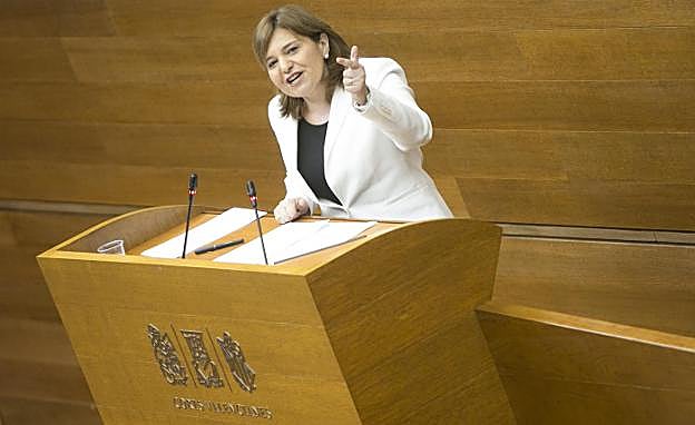 Isabel Bonig en su intervención de ayer en Les Corts. 