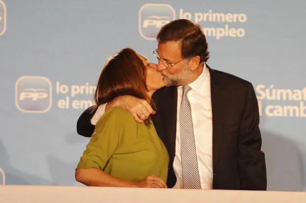 Rajoy besa a su esposa en el balcón de la sede del PP tras la victoria en las elecciones de 2011. 