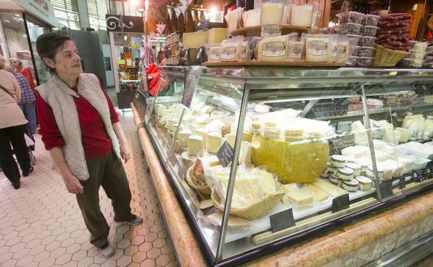 Marita disfruta paseando por los puestos del Mercado Central.