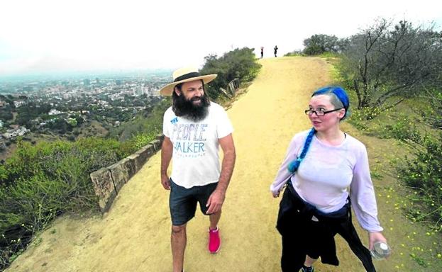 Chuck, con una de sus clientas habituales, paseando por las colinas de Los Ángeles. 