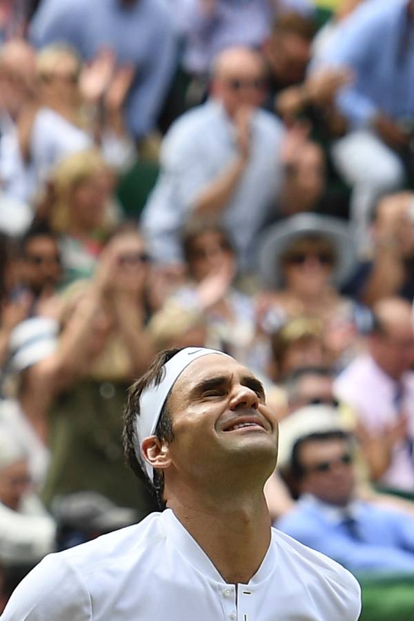 7.º ROGER FEDERER. El tenista suizo, el jugador del circuito que más gana, se habría embolsado en los últimos 12 meses 65,84 millones de dólares (77,2 en dólares). En la imagen, celebra su triunfo en la final de Wimblendon en 2017.