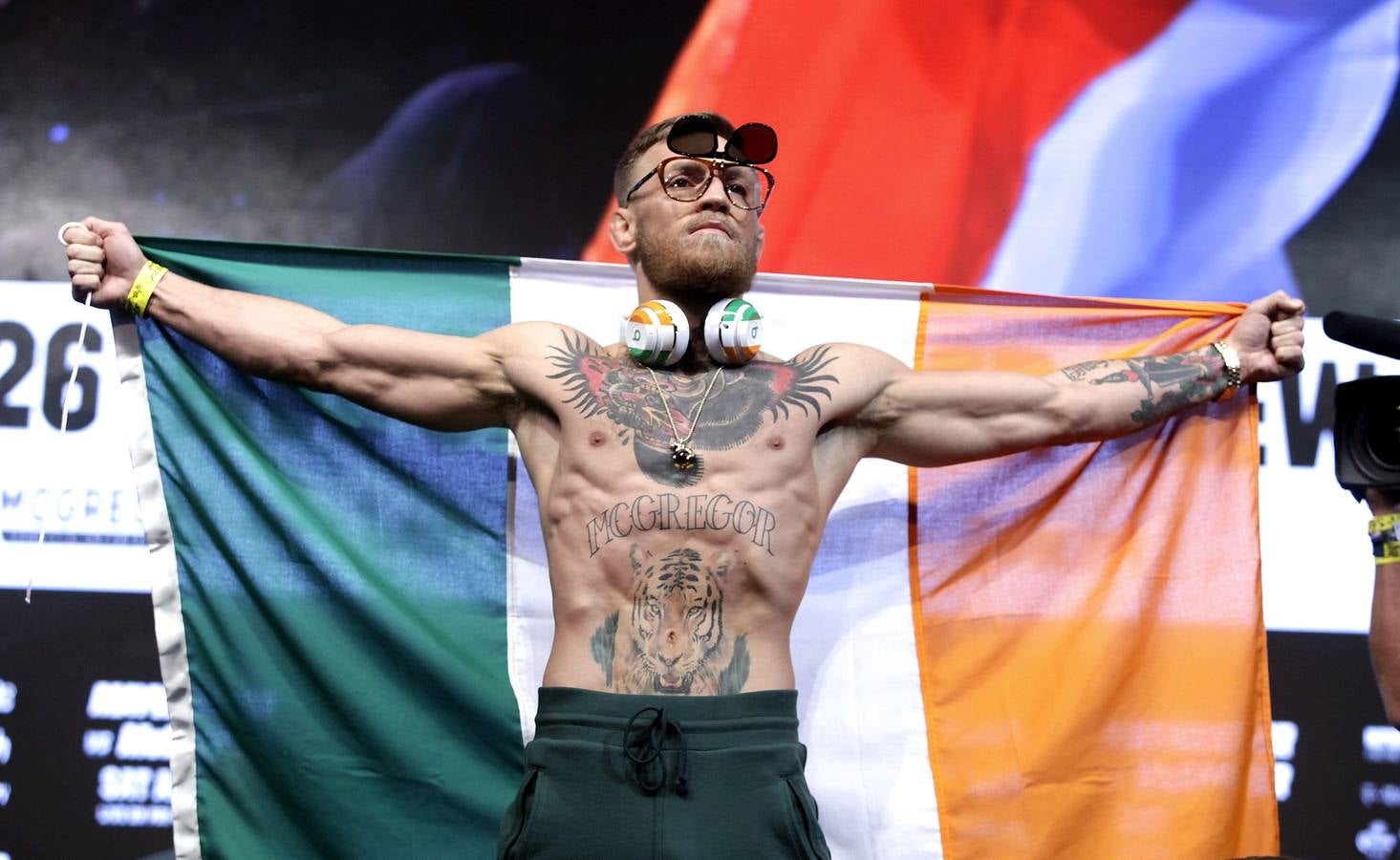 4.º CONNOR MCGREGOR. El campeón irlandés de MMA (siglas en inglés de Artes Marciales Mixtas) entra en el 'ranking' por su pelea con el boxeador Floyd Mayweather. Gracias a ese combate, el luchador habría ganado en este periodo analizado por Forbes 84,43 millones de euros (99 en dólares), una cantidad inimaginable para una estrella de la MMA.