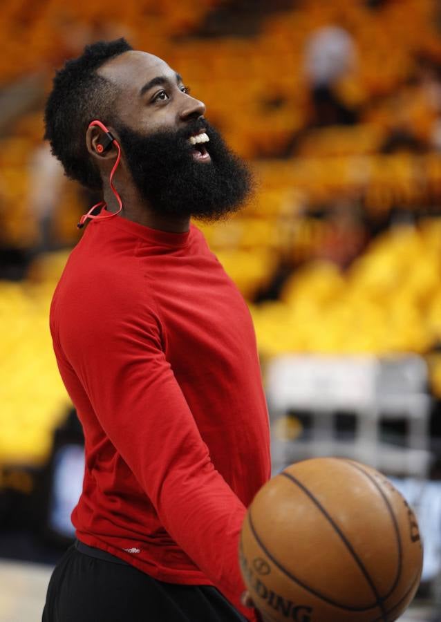 14.º JAMES HARDEN. Al jugador de los Houston Rockets se le calculan unos ingresos de 39,57 millones de euros (46,4 en dólares) en los últimos 12 meses.