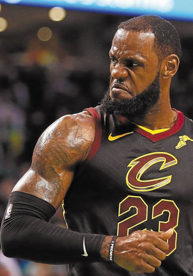 6.º LEBRON JAMES. El jugador de los Cleveland Cavaliers es, según los cálculos de Forbes, el que gana más dinero de la NBA: casi 73 millones de euros (85,5 en dólares) desde junio de 2017.