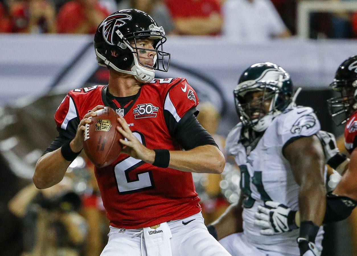 9.º MATT RYAN. El 'quarterback', o mariscal de campo, de los Falcons de Atlanta es el que gana más dinero de los jugadores de la NFL, con 57,4 millones de euros (67,3 en dólares) entre ficha, publicidad y demás ingresos. No confundir con el que fue portero australiano del Valencia CF del mismo nombre.