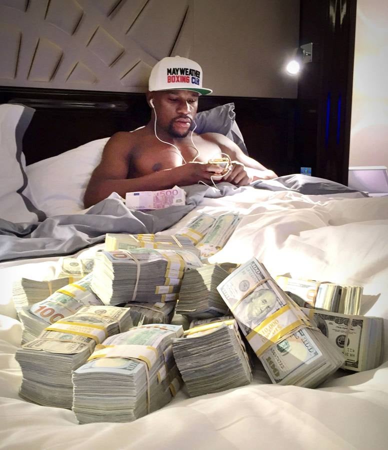 1.º FLOYD MAYWEATHER. El boxeador retirado de Míchigan ganó, según los cálculos de Forbes, 285 millones de dólares (243 millones de euros) entre junio de 2017 y junio de 2018. Mayweather, apodado Money (dinero), ha encabezado esta lista cuatro veces en siete años. La pelea en agosto de 2017 con McGregor generó un total de 550 millones de dólares y Floyd se embolsó en esa noche más que Messi y Cristiano juntos en un año.