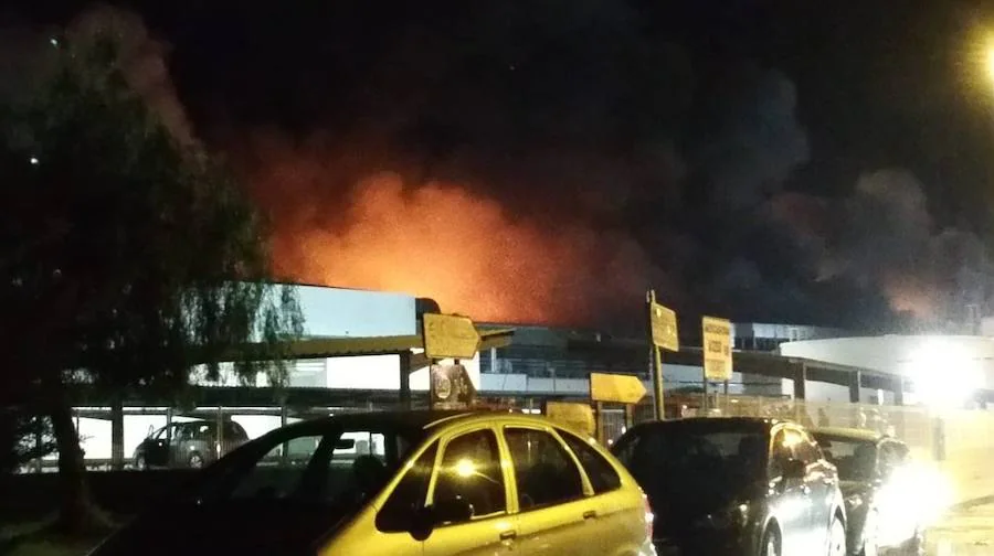 Fotos: Un incendio calcina la panificadora de Mercadona en Puzol